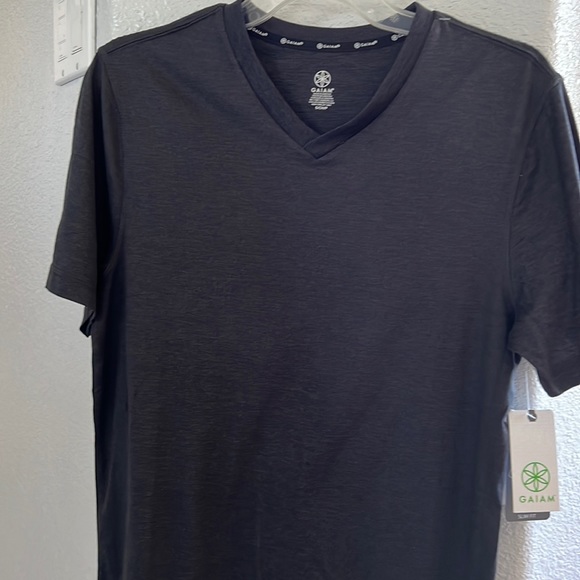 Gaiam Fitness Slim Fit V Neck Top 🖤🤍 - Picture 1 of 6